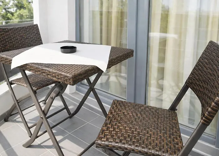 Luxury In Sunny With Pool, 5 Mins Walk To Apartment *