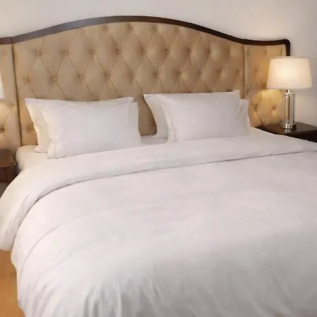 Apartment Luxury In Sunny With Pool, 5 Mins Walk To